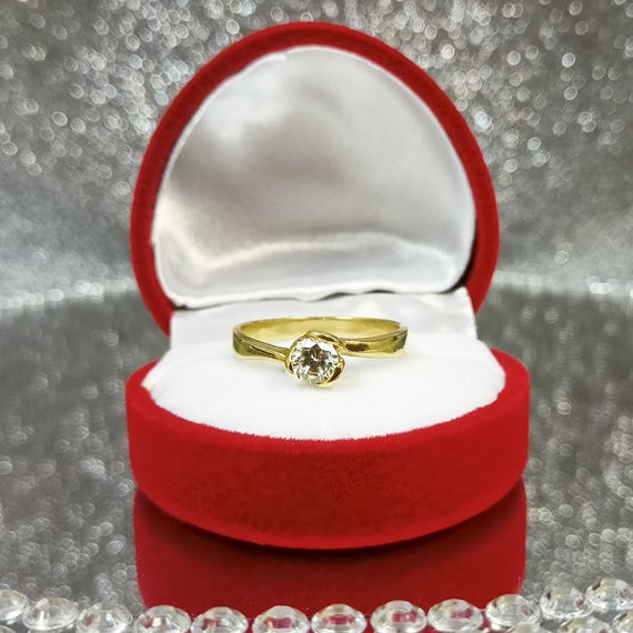 Złoty pierścionek zaręczynowy asymetryczny