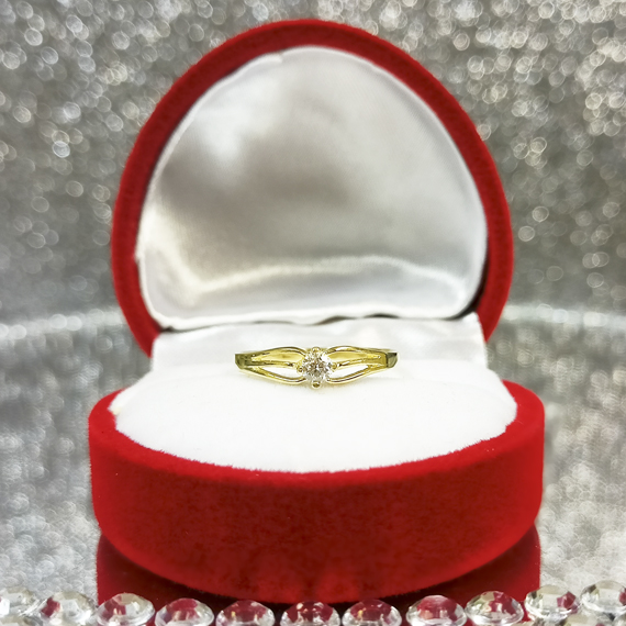 Złoty pierścionek ażurowy z cyrkonią